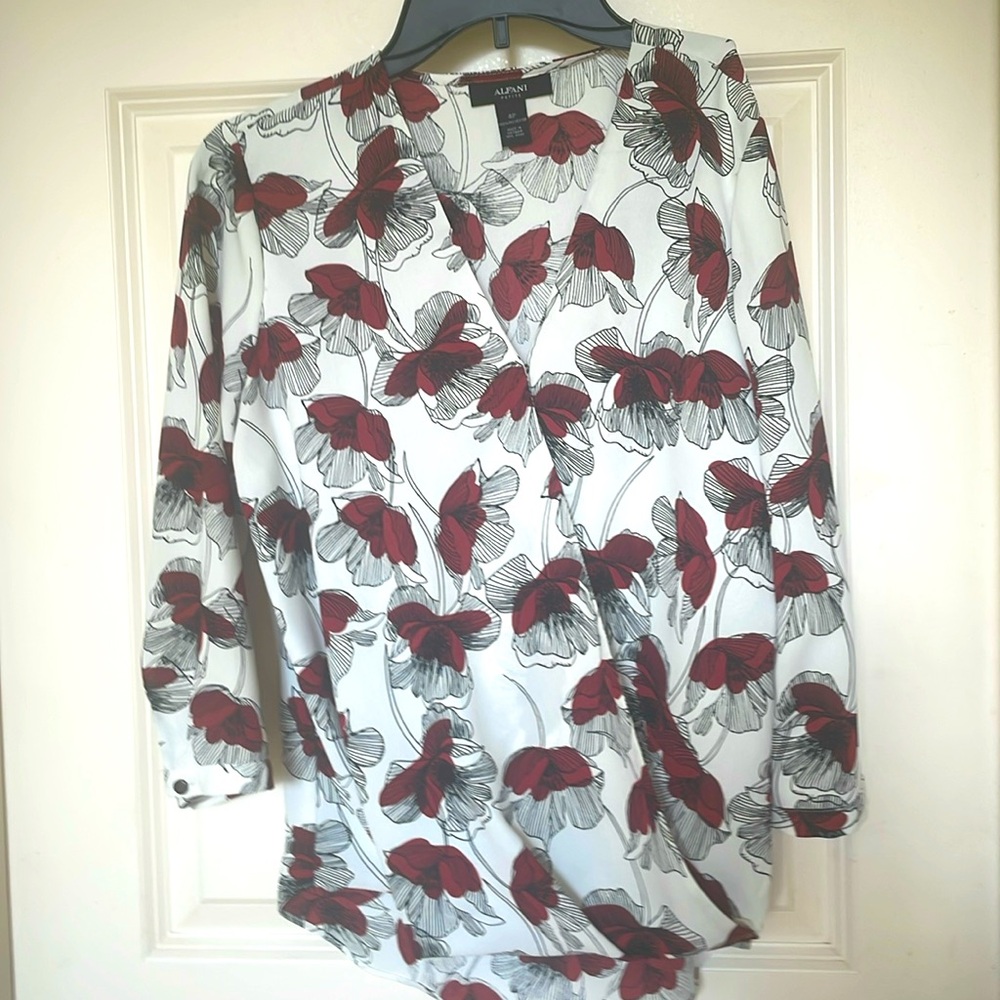 Women’s flowered dress shirt. 4P